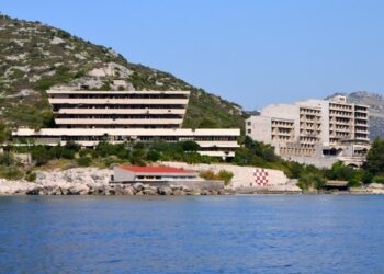 Приморський курорт настільки сповнений занедбаних готелів, що його збираються знести