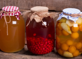 Самый главный признак порчи: почему в закрутках с компотом появляется пена