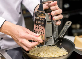 Сделайте это с теркой перед использованием: лайфхак, что упростит вам жизнь