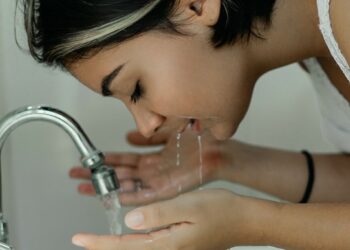 Секрет сяючої шкіри: названий кращий спосіб сушіння обличчя після вмивання