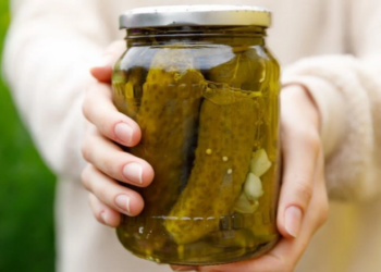 Секреты волынских хозяек: 7 трав, которые они кладут в консервацию с огурцами