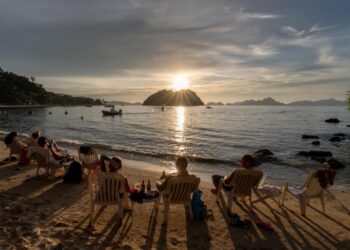 Туристів зобов’язали завжди носити із собою паспорти на популярному курорті