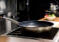 Відвалиться будь-який бруд: як швидко очистити сковорідку від багаторічного і сильного нагару