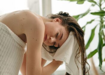 Вранці чи ввечері: в який час потрібно мити голову