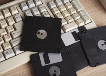 “Все як у 1985”: ув’язнені тюрми в США змушені користуватися дискетами, старими ПК та ПЗ для розв’язання юридичних питань