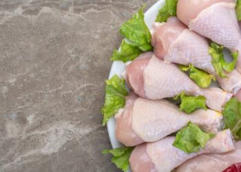 Всего два надреза – и получите филе: как за 15 секунд вынуть кость из куриной голени (ВИДЕО)