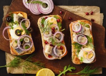 Закусочні бутерброди з оселедцем і намазкою: рецепти нашвидкуруч