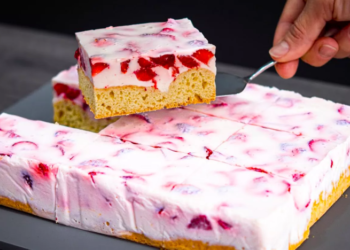 Заливаем лепешку кремом и получаем освежающий летний десерт: самый простой тортик (РЕЦЕПТ)