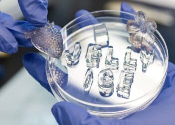 Желейний лід з води та желатину багаторазового використання не тане та приймає форму