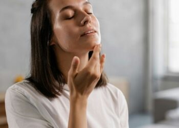 Жирна, але зневоднена: 4 популярні доглядові помилки, які сушать шкіру ще більше