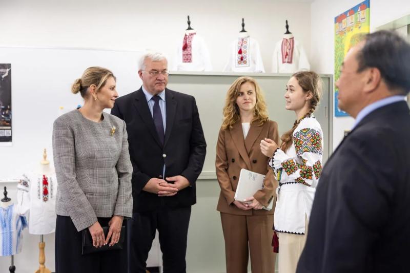 Зібране волосся Олени Зеленської: 2 стильні зачіски для літньої спеки