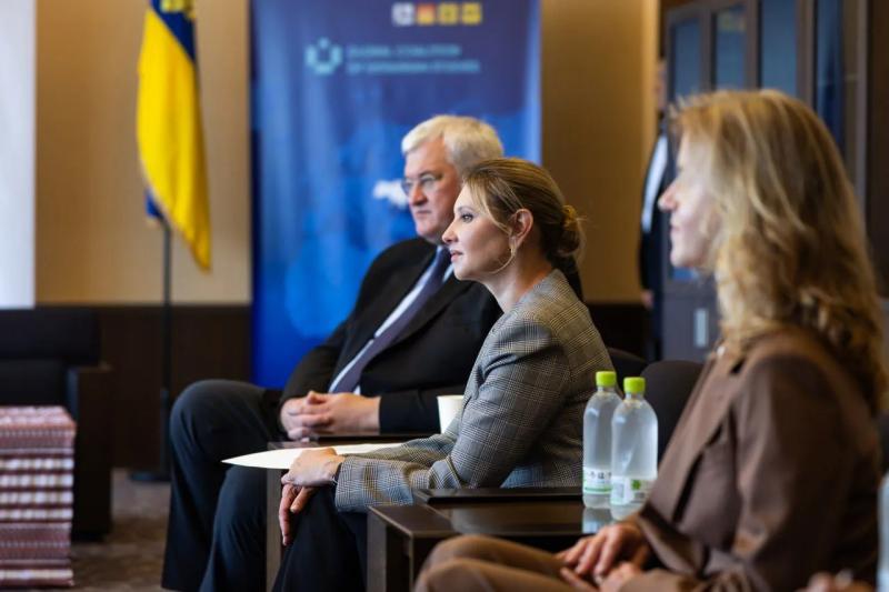 Зібране волосся Олени Зеленської: 2 стильні зачіски для літньої спеки