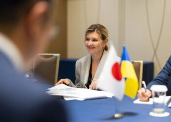 Зібране волосся Олени Зеленської: 2 стильні зачіски для літньої спеки