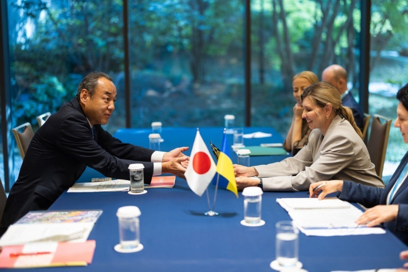 Зібране волосся Олени Зеленської: 2 стильні зачіски для літньої спеки