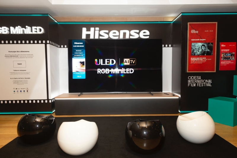 Телевізор за півтора мільйона гривень: Hisense везе до України 116-дюймовий телевізор  RGB MiniLED на Google TV