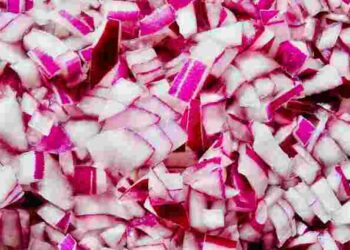 Як найкраще додавати цибулю у фарш, щоб котлети вийшли соковитими