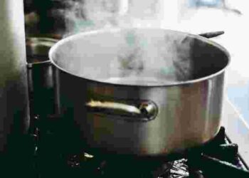 Одвічне питання, яке вас точно турбувало: чи можна ставити гарячу каструлю в холодильник