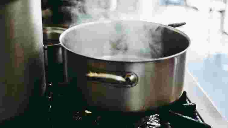 Одвічне питання, яке вас точно турбувало: чи можна ставити гарячу каструлю в холодильник