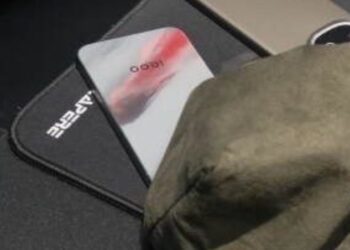 iQOO 15 отримає екран рекордної яскравості в 6000 ніт і цілих три датчики світла (+ перші справжні фото)