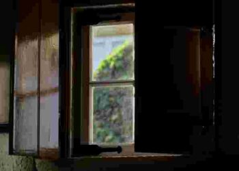 Час готуватися до морозів: чим утеплити старі вікна на зиму без заміни