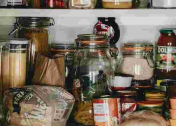 Чому шафи на кухні виглядають загромадженими: 5 порад, як це виправити