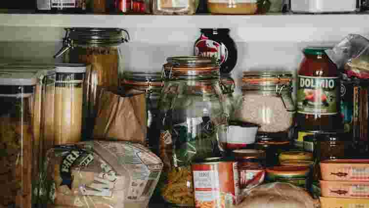 Чому шафи на кухні виглядають загромадженими: 5 порад, як це виправити