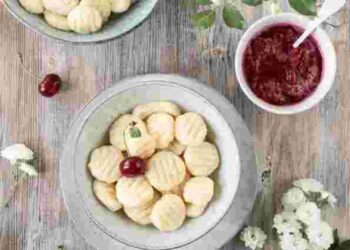 Допоможе холод: що робити, щоб ліниві вареники добре тримали форму під час варіння