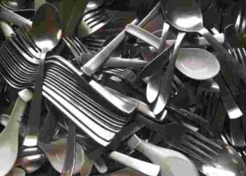 Допоможе всього один овоч: чим можна видалити сліди іржі зі столових приборів