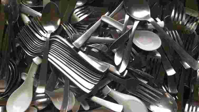 Допоможе всього один овоч: чим можна видалити сліди іржі зі столових приборів