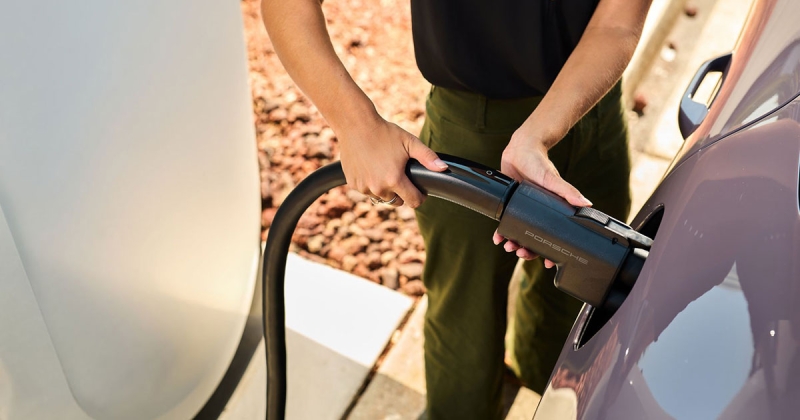 Американські версії електромобілів Audi і Porsche отримали доступ до мережі Tesla Supercharger