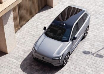 Велике оновлення Volvo EX90: додаткові функції та ще швидше заряджання