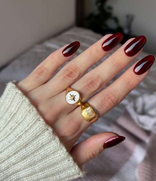 5 кольорів для нігтів, які будуть у моді восени 2025: від шоколадного до винного