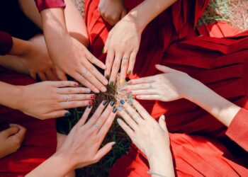 5 кольорів для нігтів, які будуть у моді восени 2025: від шоколадного до винного