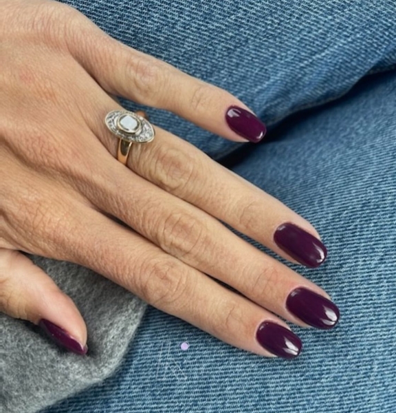 5 кольорів для нігтів, які будуть у моді восени 2025: від шоколадного до винного