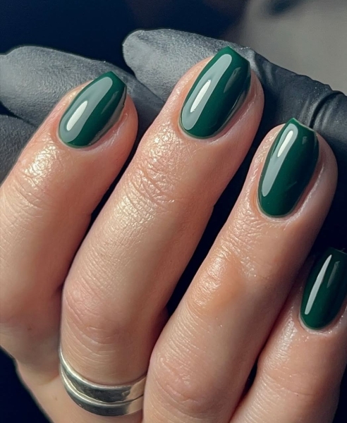 5 кольорів для нігтів, які будуть у моді восени 2025: від шоколадного до винного