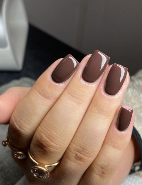 5 кольорів для нігтів, які будуть у моді восени 2025: від шоколадного до винного