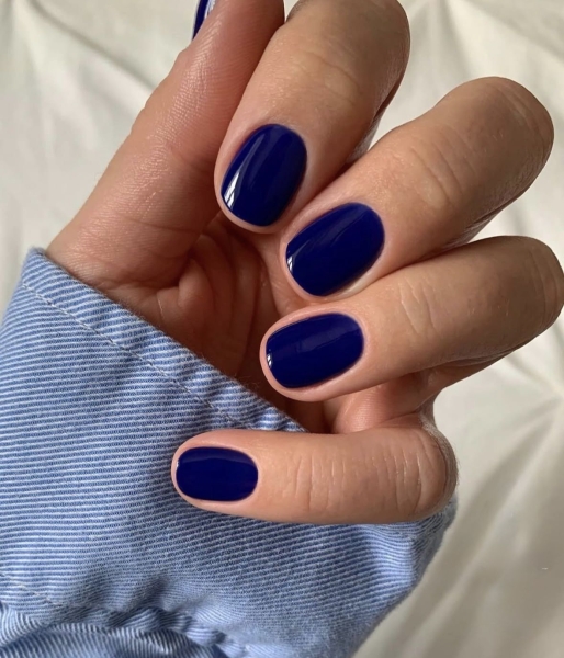 5 кольорів для нігтів, які будуть у моді восени 2025: від шоколадного до винного