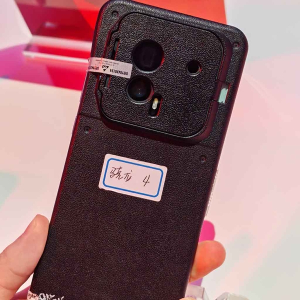 Honor Magic 8 засвітився на живих фото: плоский екран, нова кнопка і звичний дизайн