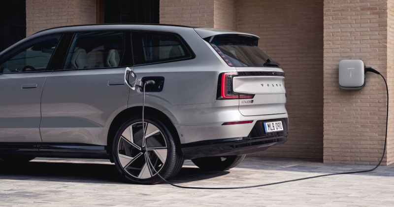 Велике оновлення Volvo EX90: додаткові функції та ще швидше заряджання
