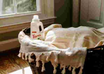 Зіпсуєте одяг: які плями ніколи не можна прати гарячою водою