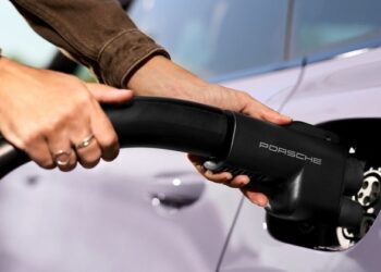 Американські версії електромобілів Audi і Porsche отримали доступ до мережі Tesla Supercharger