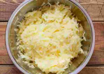 Ніколи не робіть це, якщо хочете приготувати ідеальні деруни: як правильно терти картоплю