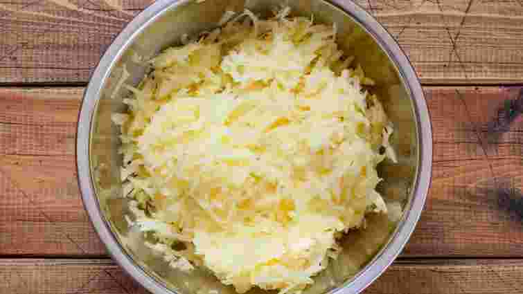 Ніколи не робіть це, якщо хочете приготувати ідеальні деруни: як правильно терти картоплю