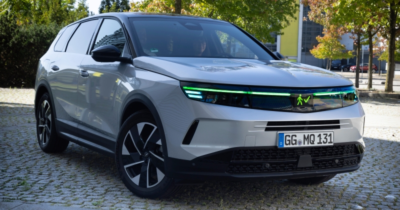 Opel показав світлову комунікацію зі ШІ для безпілотних автомобілів