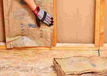 Одне з найвразливіших місць: як утеплити вхідні двері, щоб житло краще прогрівалося