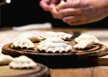 Не злипнуться і не втратять форму: як правильно варити солоні і солодкі вареники