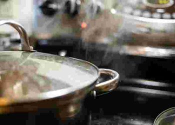 Щоб вода не википала з каструлі: несподівані, але дієві поради