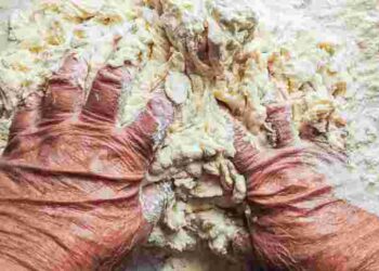 Як відмити засохле тісто з посуду: простий спосіб, який полегшує прибирання