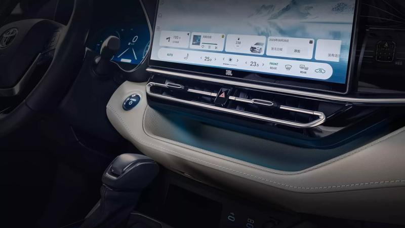 Toyota Highlander у Китаї отримав великий дисплей і повністю сенсорне керування клімат-контролем