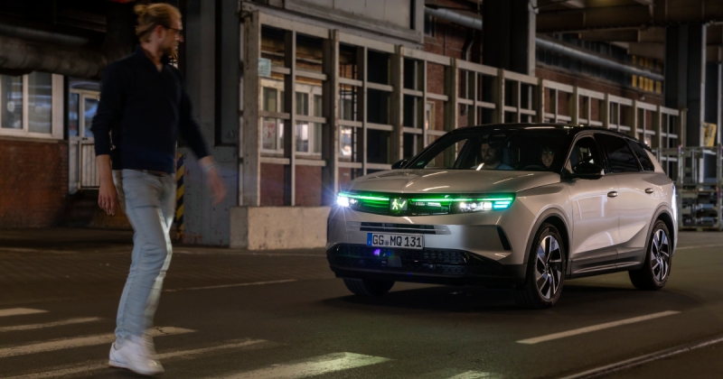 Opel показав світлову комунікацію зі ШІ для безпілотних автомобілів